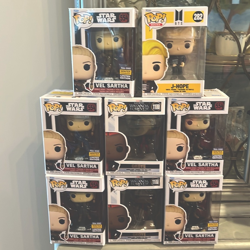 8 POP collectible figurine’s
